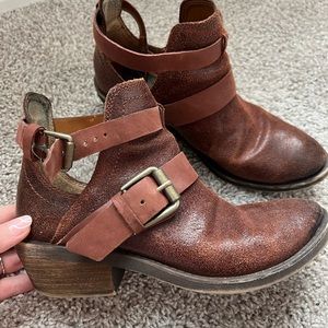 Lucky brand brown leather buckle booties